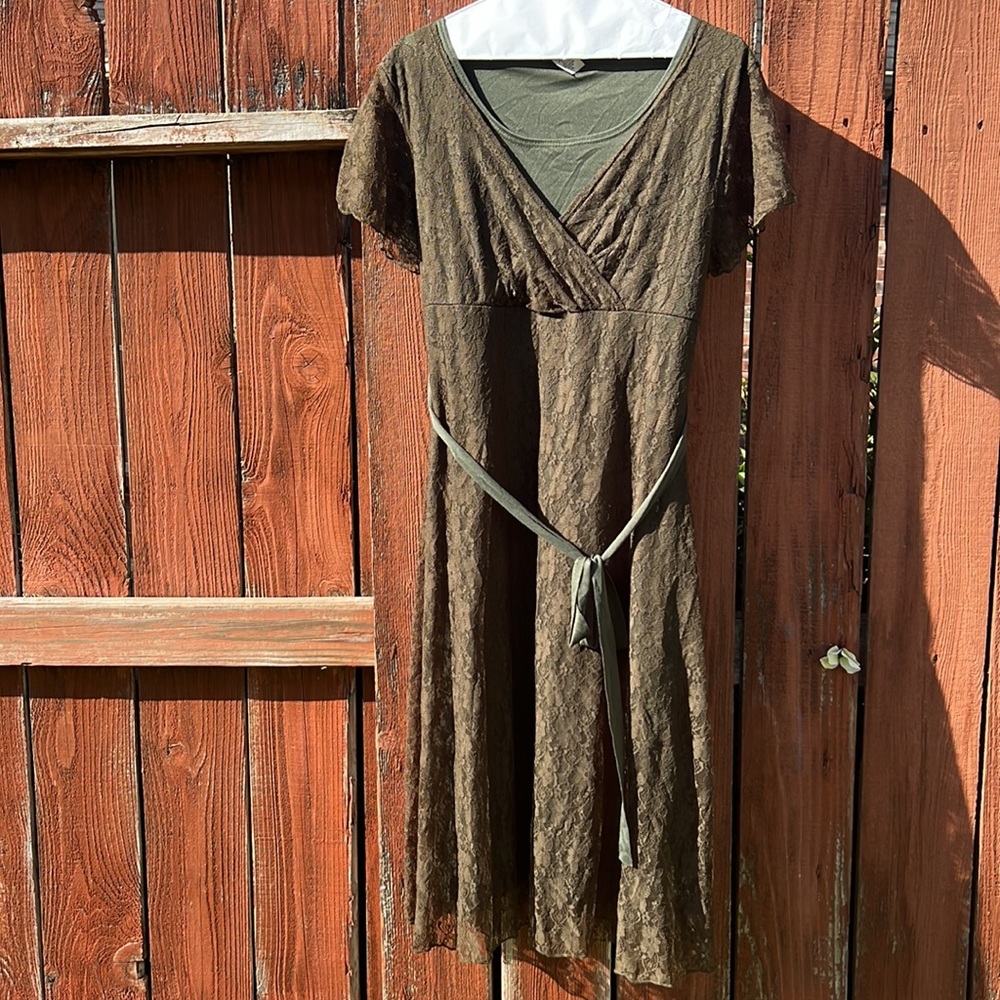 NEW WITH TAGS. Standard USA lace butterfly sleeve dress in autumn green 1xl.